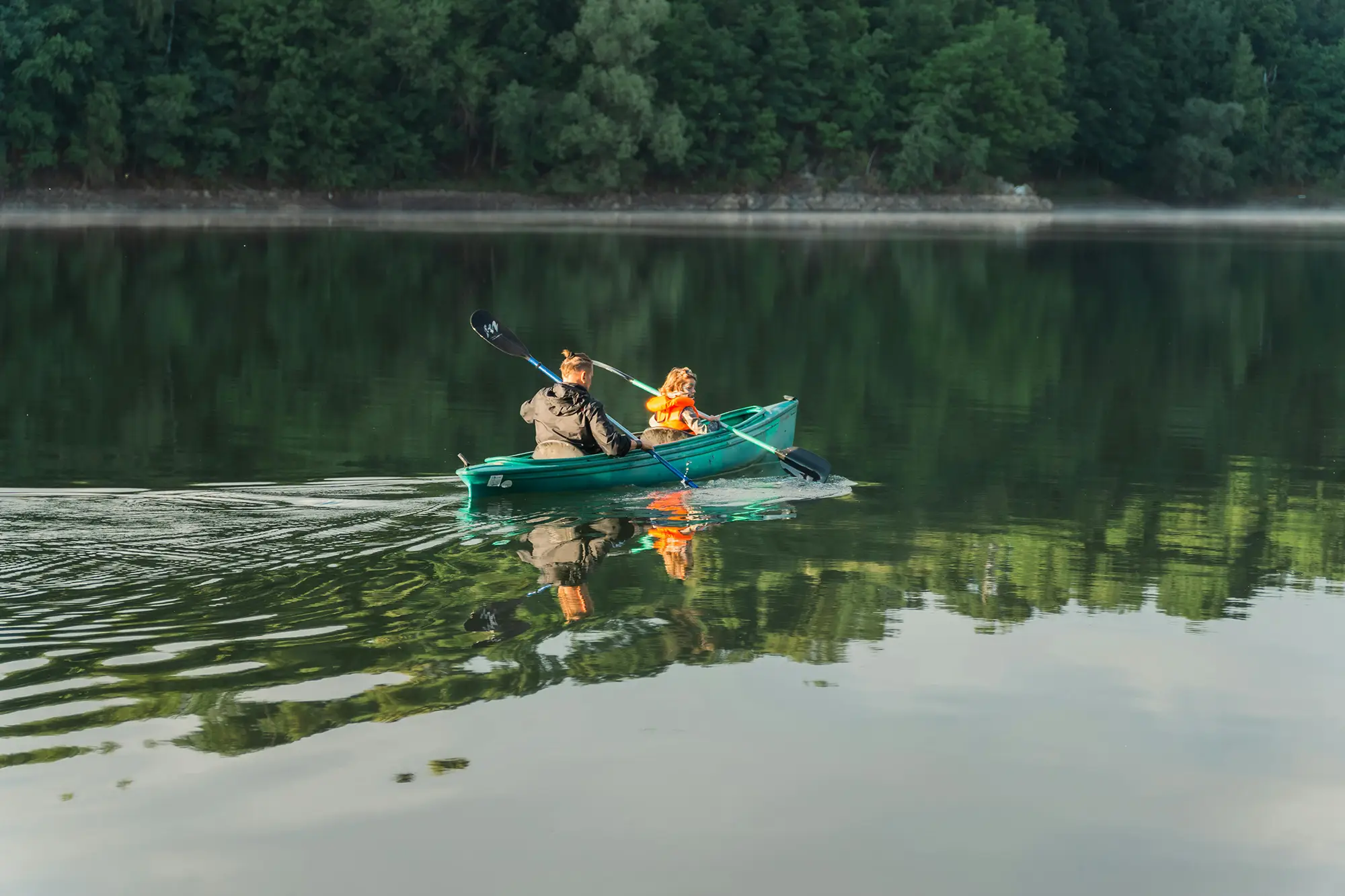 Paddling i grönskande natur