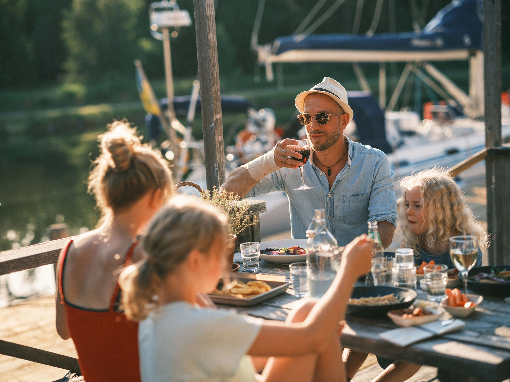 En familj äter tillsammans på Norrqvarns brygga